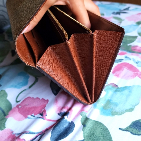 Sarah LV wallet 💯 authentic! - Picture 2 of 12